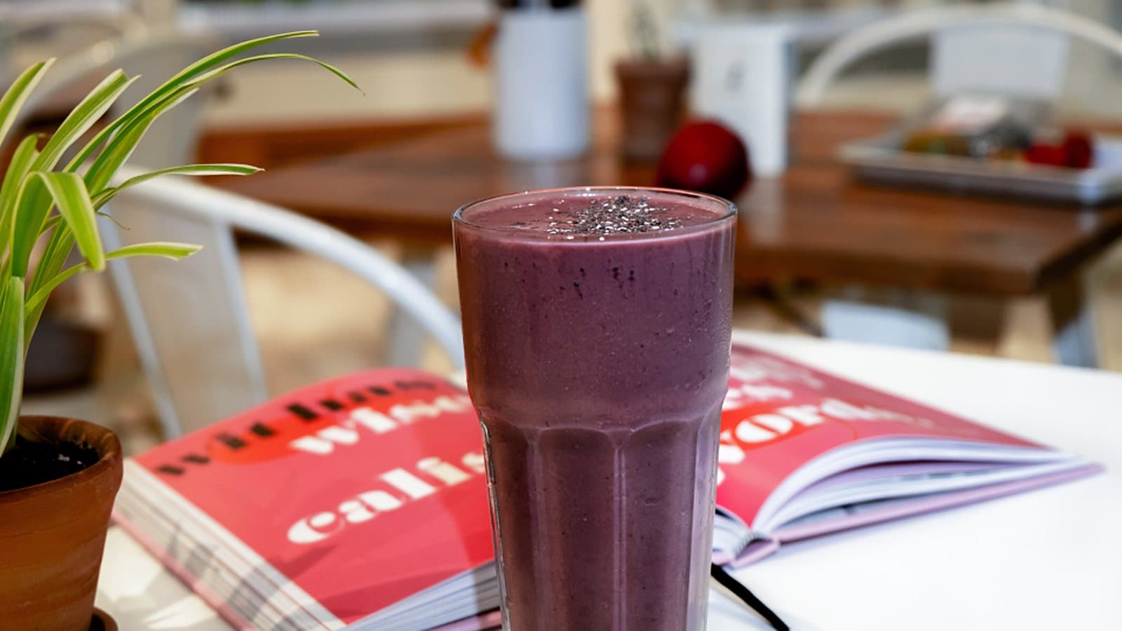 A fresh smoothie on a café counter, the staffed-counter model of selling nutrition